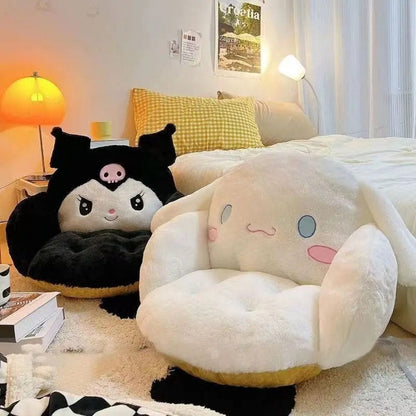 Coussins décoratifs en peluche, noir et blanc, sur un fauteuil confortable dans une chambre lumineuse