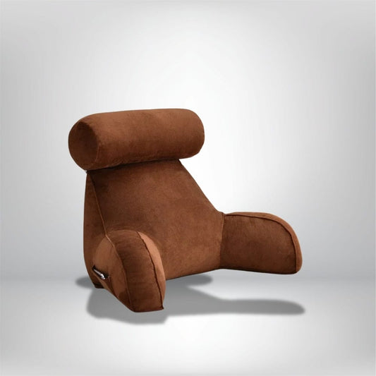 Coussin de lecture en velours marron, avec un dossier haut, posé sur un fond neutre