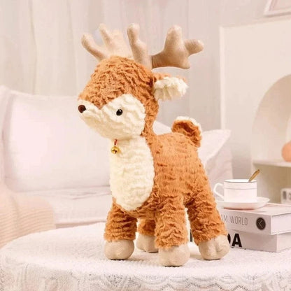Coussin décoratif en forme de renne, en peluche marron et crème, posé sur une table près d'un canapé