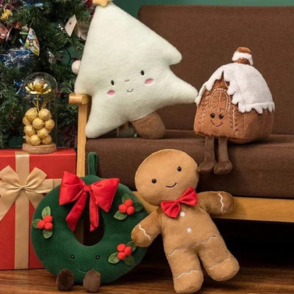 Coussins décoratifs de Noël en forme de sapin, bonhomme en pain d'épice et couronne, sur un canapé marron