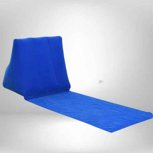 Coussin de plage gonflable bleu, en velours, posé sur une surface plane, idéal pour se détendre au soleil