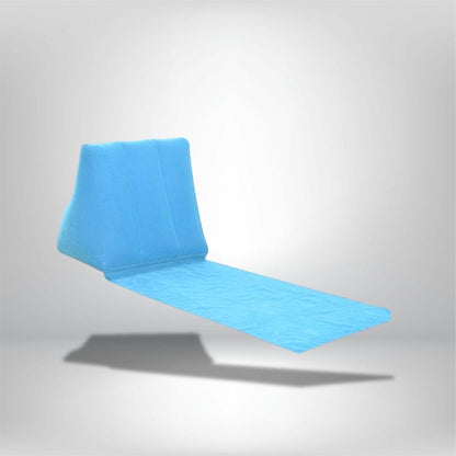 Coussin de plage gonflable bleu, avec une forme ergonomique, reposant sur un fond neutre