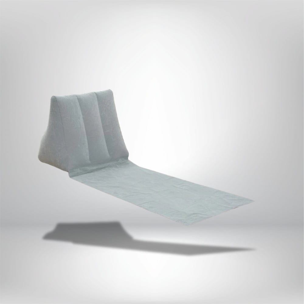 Coussin de plage gonflable gris clair avec une forme ergonomique, posé sur une surface plane