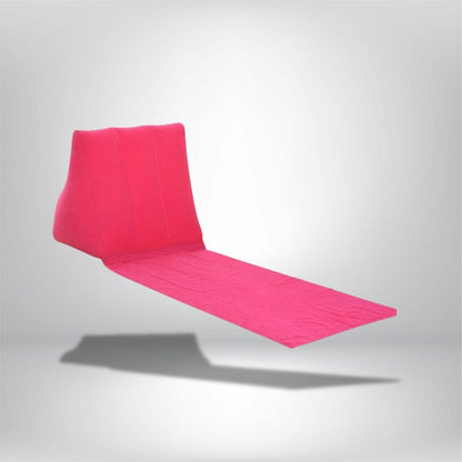 Coussin de plage gonflable rose vif avec un dossier incliné, idéal pour se détendre au soleil