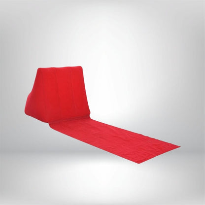 Coussin de plage gonflable en rouge, avec une forme ergonomique et un revêtement doux, idéal pour se détendre