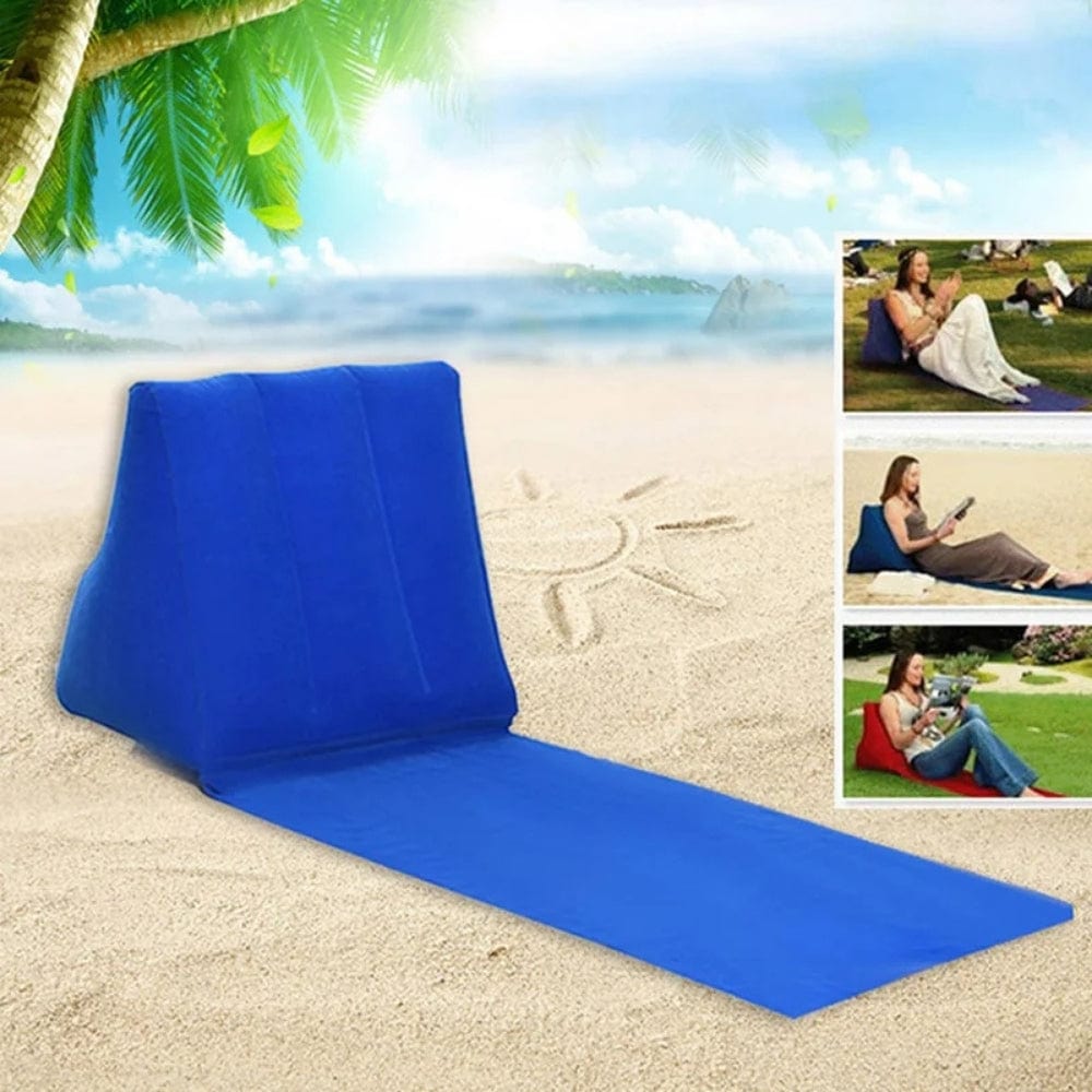 Coussin de plage gonflable bleu, posé sur le sable, avec une forme inclinée pour un confort optimal