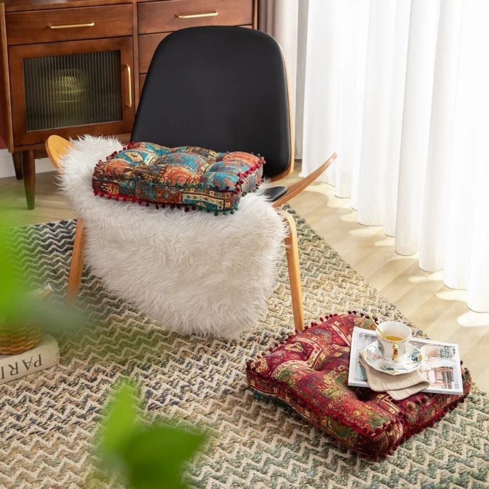 Coussins de sol colorés avec motifs orientaux, posés sur un tapis dans un coin lecture chaleureux