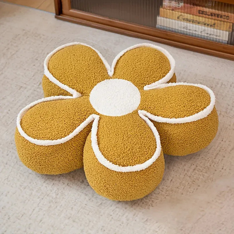 Coussin de sol en forme de fleur, couleur jaune avec un centre blanc, posé sur un tapis beige