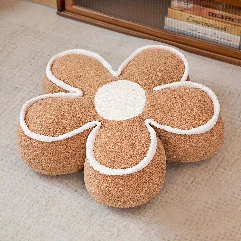 Coussin de sol en forme de fleur, couleur beige avec des contours blancs, posé sur un tapis doux dans un