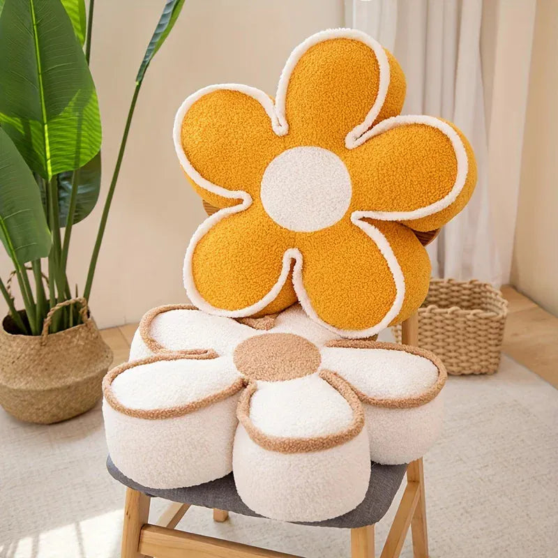 Coussins décoratifs en forme de fleurs, jaune et blanc, posés sur une chaise en bois dans un salon lumineux
