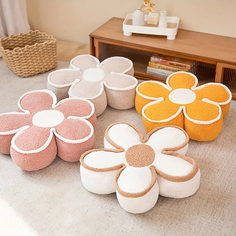 Coussins de sol en forme de fleurs aux couleurs pastel, disposés sur un tapis dans un salon moderne