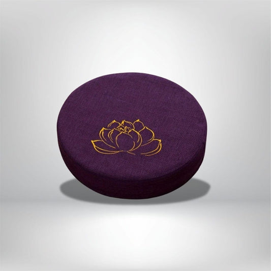 Coussin de sol rond en tissu violet avec un motif de fleur de lotus brodé en jaune, idéal pour un