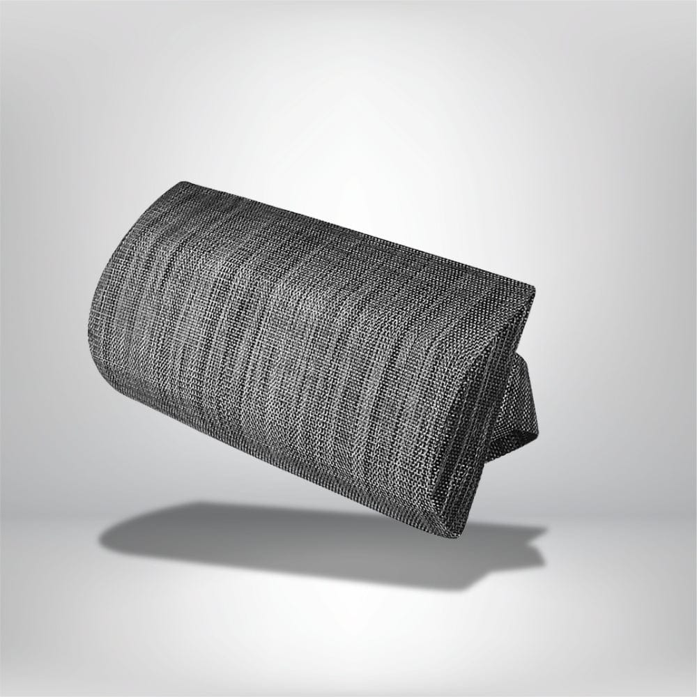 Coussin décoratif en tissu noir et gris, forme allongée, posé sur un fond neutre
