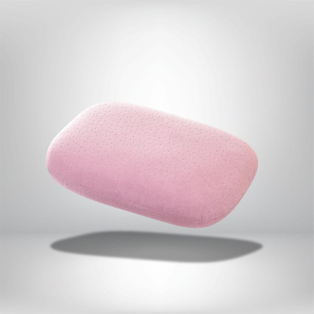 Coussin de voyage en forme rectangulaire, en velours rose, posé sur un fond neutre, idéal pour le confort