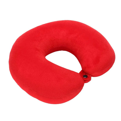 Coussin de voyage nuque en velours rouge, en forme de U, posé sur une surface blanche