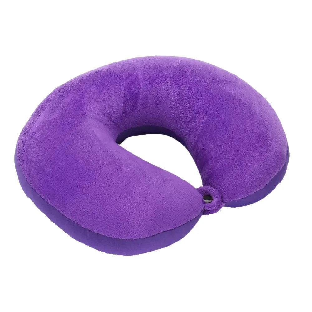Coussin de voyage en velours violet en forme de nuque, posé sur un fond neutre