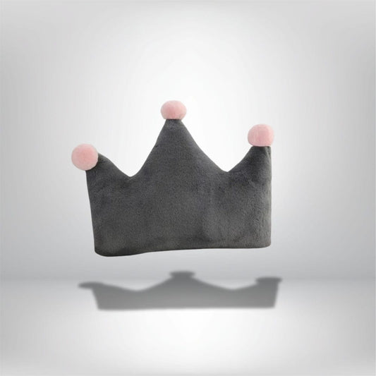 Coussin déco en forme de couronne grise avec pompons roses, idéal pour un lit ou une chaise