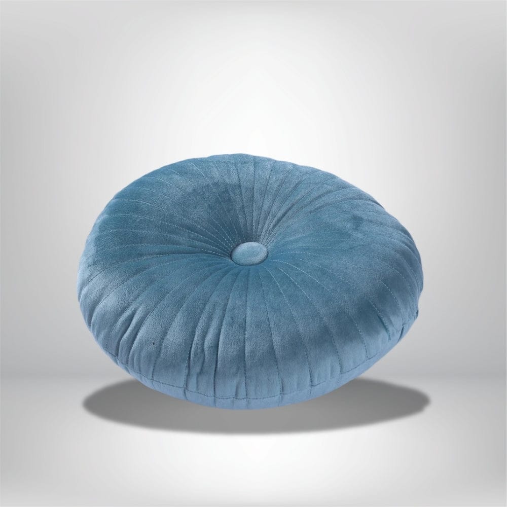 Coussin déco rond en velours bleu, orné de plis et d'un bouton central, idéal pour un canapé moderne