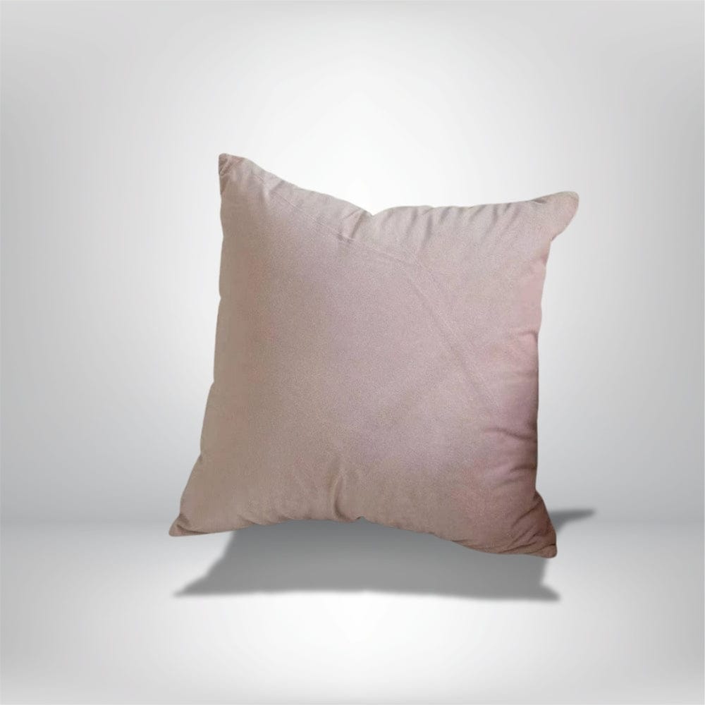 Coussin déco rose en tissu doux, posé sur un fond neutre, idéal pour un canapé ou un lit