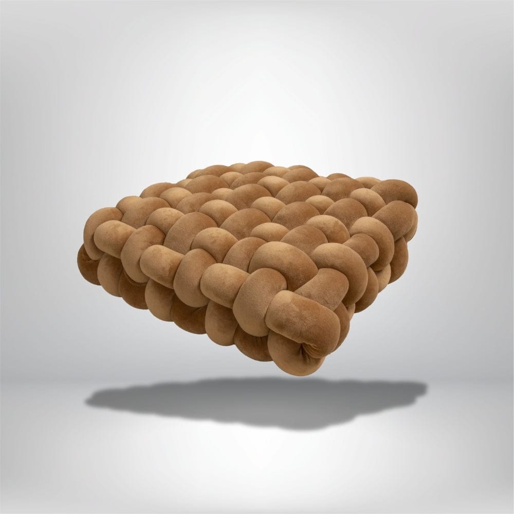 Coussin décoratif en velours marron, forme carrée, posé sur un fond neutre, parfait pour un canapé moderne