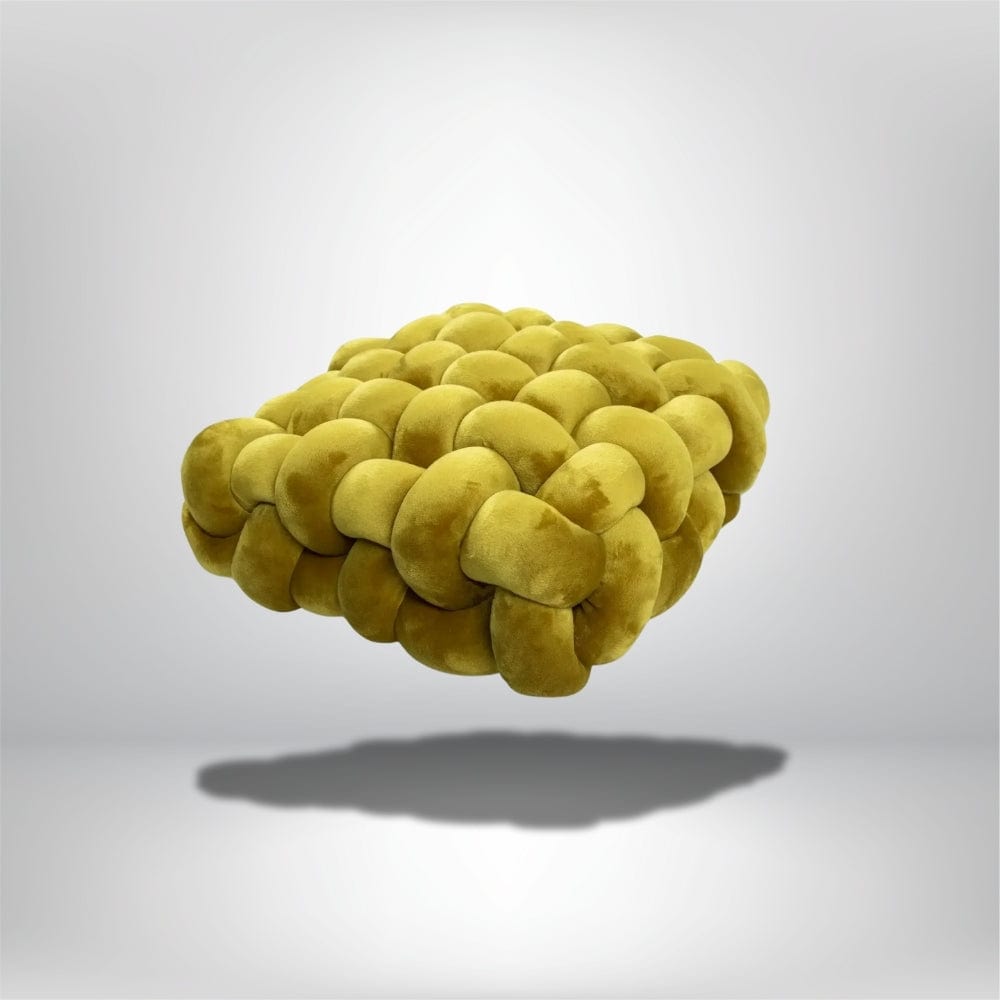 Coussin décoratif en velours jaune, forme moderne, posé sur un fond neutre, idéal pour un canapé ou un salon