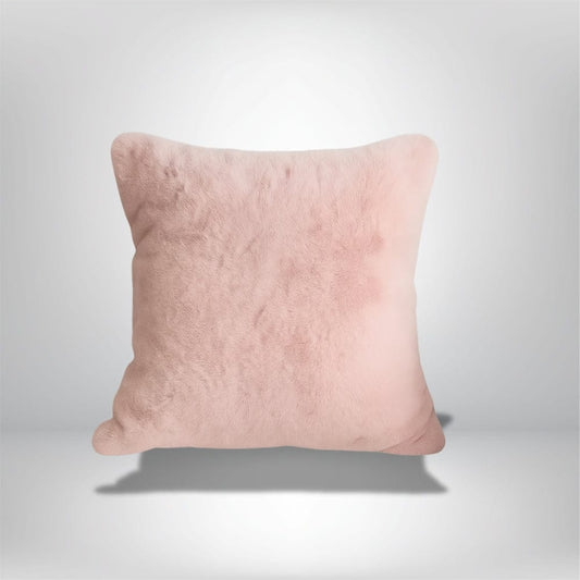 Coussin déco rose en matière douce, posé sur un fond neutre, idéal pour un canapé ou une chambre