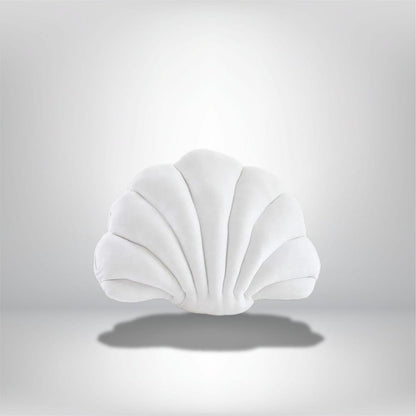 Coussin décoratif en forme de coquillage, couleur blanche, posé sur un fond neutre, parfait pour un canapé ou une chambre