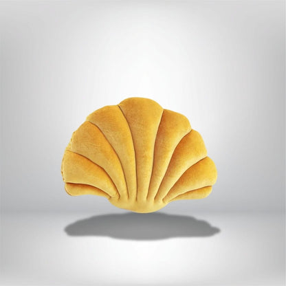 Coussin décoratif en forme de coquillage jaune, posé sur un fond neutre, idéal pour un canapé ou un lit