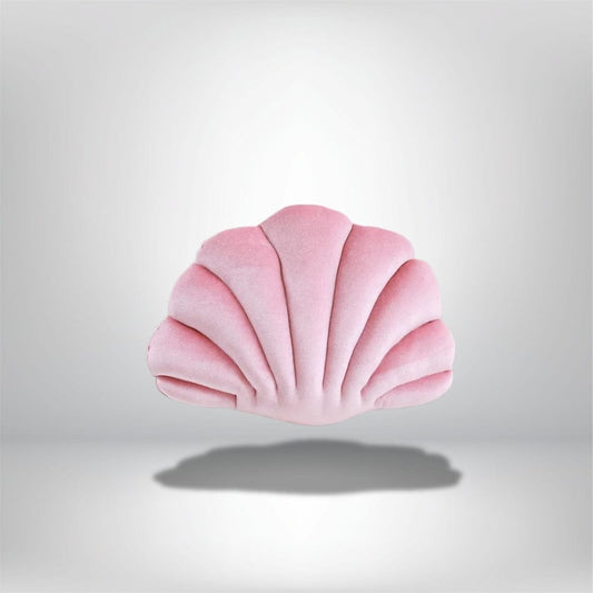 Coussin décoratif en velours rose en forme de coquillage, posé sur un fond neutre, idéal pour un canapé