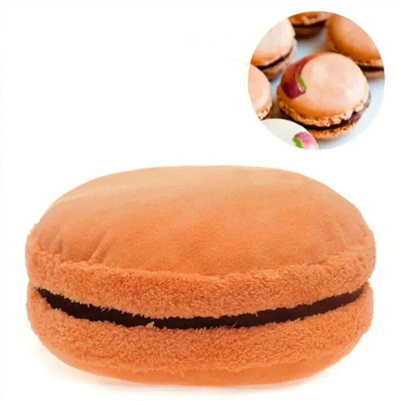 Coussin décoratif en forme de macaron, couleur orange avec une texture douce, posé sur un canapé moderne