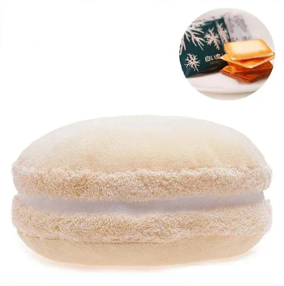 Coussin décoratif en forme de macaron, couleur crème, placé sur un canapé moderne dans un salon élégant