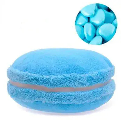 Coussin déco en forme de macaron bleu, moelleux, posé sur un canapé, ajoutant une touche ludique à la décoration