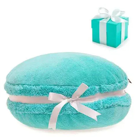 Coussin décoratif en forme de macaron turquoise, doux et moelleux, posé sur un canapé