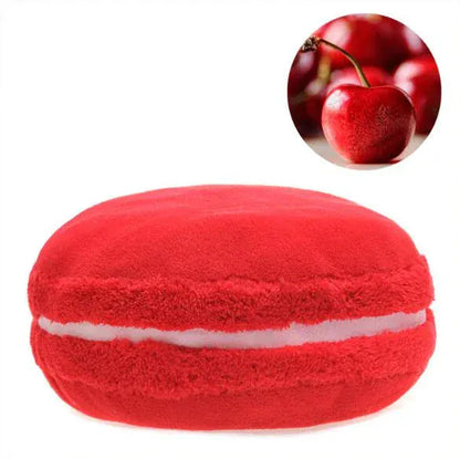 Coussin décoratif en forme de macaron rouge, doux au toucher, posé sur un canapé moderne