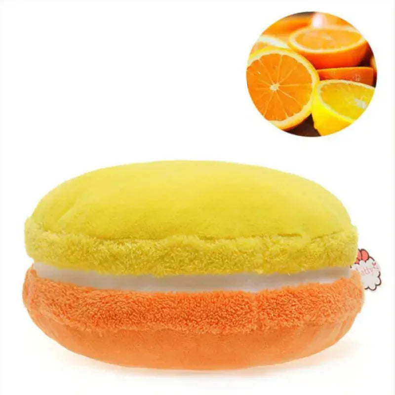 Coussin décoratif en forme de macaron jaune et orange, posé sur un canapé, ajoutant une touche ludique à la décoration