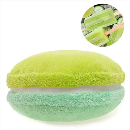 Coussin déco en forme de macaron, vert clair et vert menthe, posé sur un canapé moderne