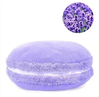Coussin décoratif en forme de macaron, en velours lavande, posé sur un canapé moderne