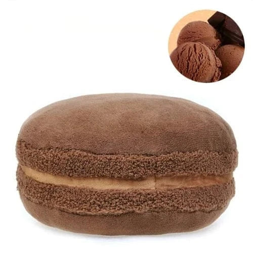 Coussin déco en forme de macaron, couleur marron, doux au toucher, posé sur un canapé moderne