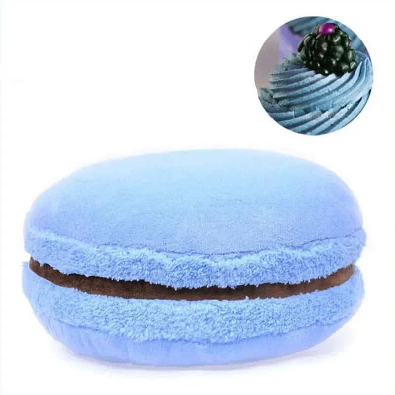 Coussin décoratif en forme de macaron bleu, doux au toucher, posé sur un canapé moderne
