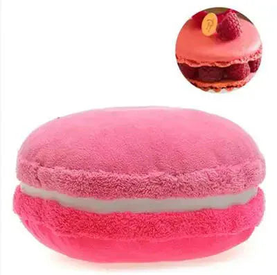Coussin décoratif en forme de macaron, rose vif, posé sur un canapé, avec une texture douce et moelleuse
