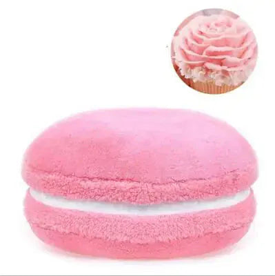 Coussin déco en forme de macaron, couleur rose, doux au toucher, posé sur un canapé moderne