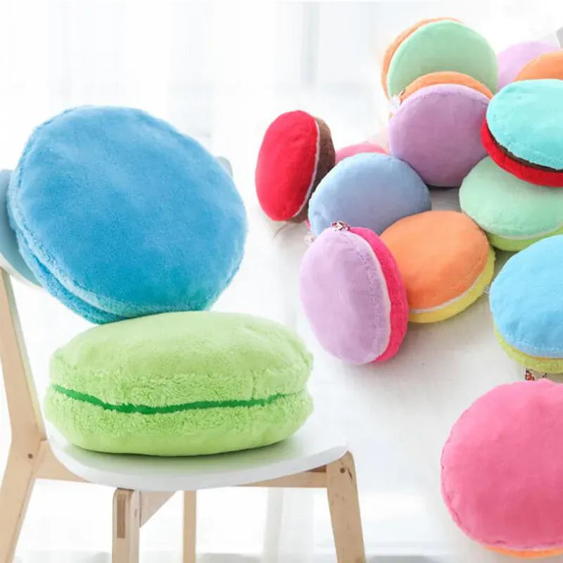 Coussins décoratifs en forme de macaron aux couleurs vives, posés sur une chaise en bois dans un salon lumineux