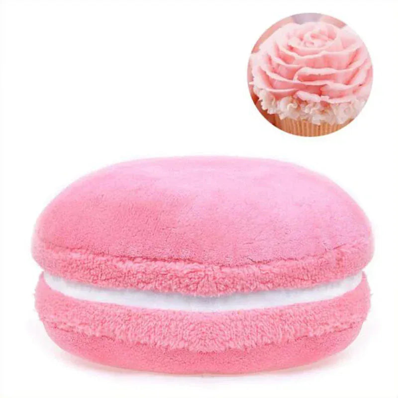 Coussin déco en forme de macaron, en velours rose, posé sur un canapé moderne