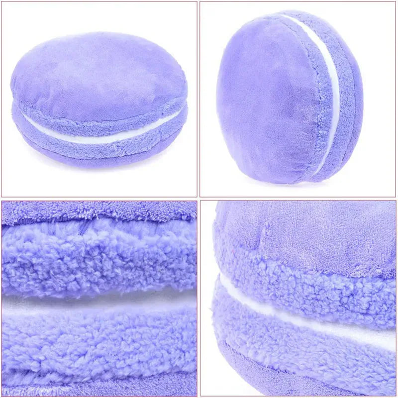 Coussin décoratif en forme de macaron violet, doux au toucher, posé sur un canapé moderne