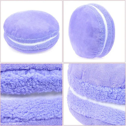 Coussin décoratif en forme de macaron violet, doux au toucher, posé sur un canapé moderne