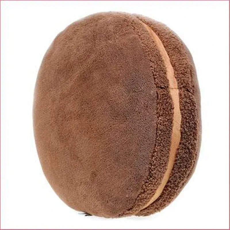 Coussin déco en forme de macaron, couleur marron, doux au toucher, posé sur un canapé moderne