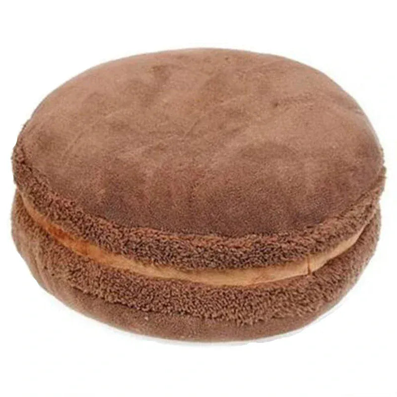 Coussin déco en forme de macaron, couleur marron, doux au toucher, posé sur un canapé moderne