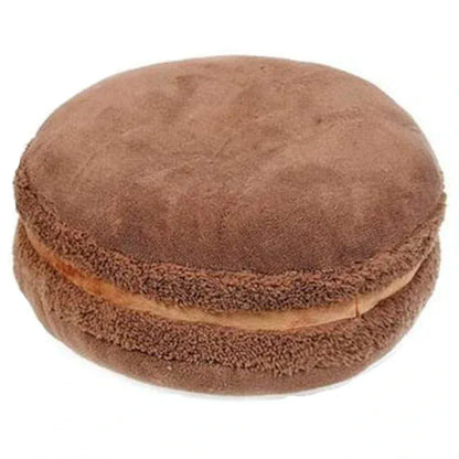 Coussin déco en forme de macaron, couleur marron, doux au toucher, posé sur un canapé moderne