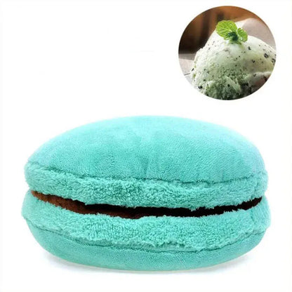 Coussin déco en forme de macaron, couleur turquoise, posé sur un canapé, avec une texture douce et moelleuse
