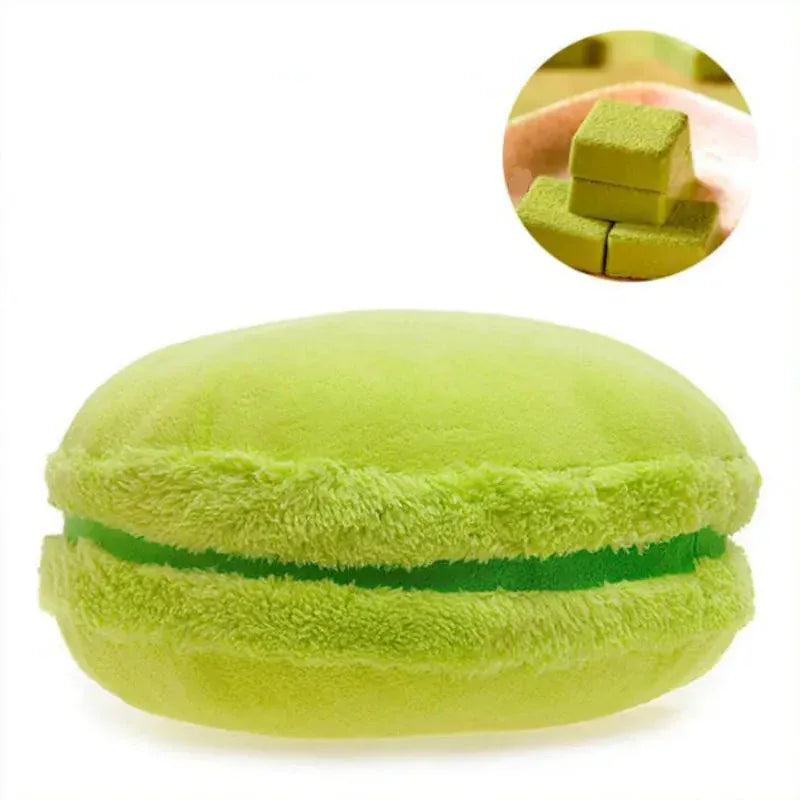 Coussin décoratif en forme de macaron vert, doux au toucher, posé sur un canapé moderne